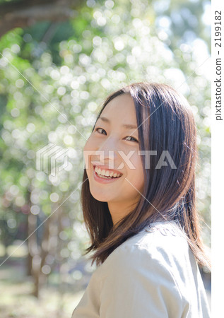 Smiling woman in her twenties (outdoor) Smiling woman in her twenties (outdoor) 2199182