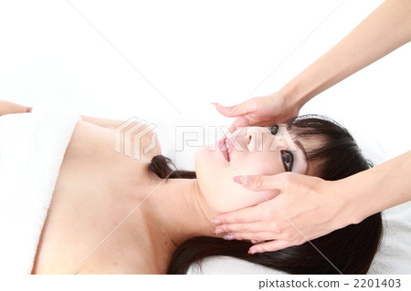 Women who receive esthetic 2201403