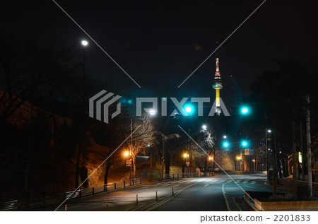 在月光下的夜晚照亮首爾塔 在月光下的夜晚照亮首爾塔 2201833