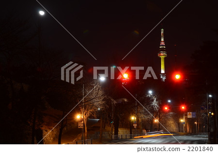 在月光下的夜晚照亮首爾塔 在月光下的夜晚照亮首爾塔 2201840