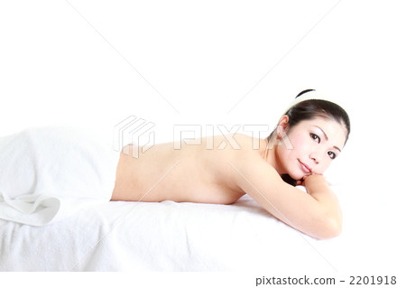 Women who receive esthetic 2201918