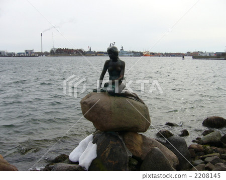 The statue of the Little Mermaid of Copenhagen, Denmark 2208145