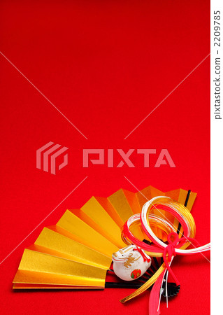 Gold fans and dragon figurine Vertical 2012 2209785