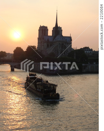 Sunset in the Seine and Notre Dame Sunset in the Seine and Notre Dame 2210084