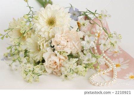 Pearl necklace and white bouquet 2210921
