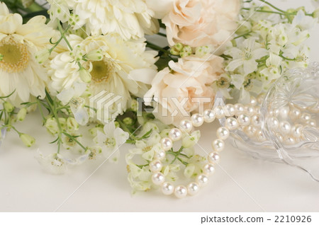 Pearl necklace and white bouquet 2210926