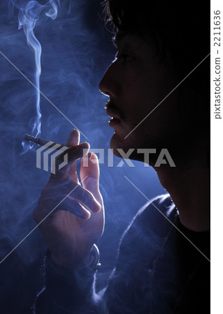 一個男人抽著煙 2211636