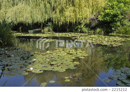 莫奈庭院池塘的荷花在吉韋爾尼 2215212