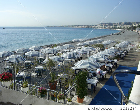 傘令人印象深刻的好的海岸線 2215284