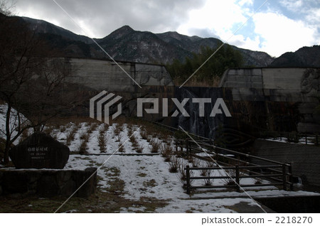 東西部城市白色游泳池落農村公園 2218270