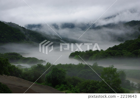 福島的山中。雨後的薄霧湖。 2219643