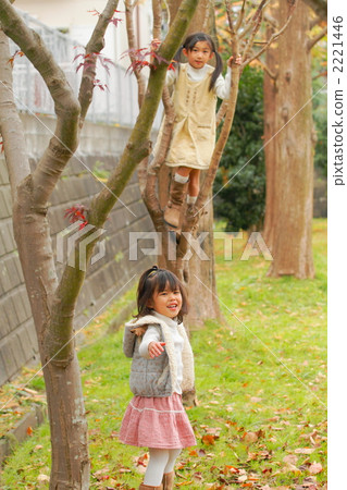 Sisters of 4 years and 2 playing in the park 2221446