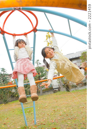 Sisters of 4 years and 2 playing in the park Sisters of 4 years and 2 playing in the park 2221459