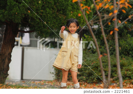 小2個女孩在公園裡玩 小2個女孩在公園裡玩 2221461