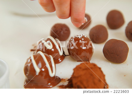 Decorate truffles for high school students making chocolate Decorate truffles for high school students making chocolate 2221603