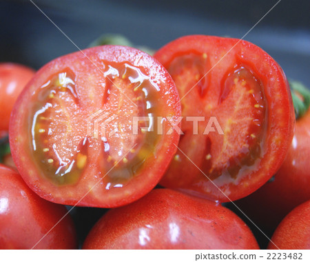 Petit tomatoes  2223482