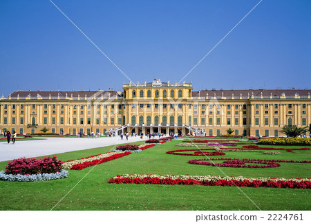 Schoenbrunn Palace in Vienna Schoenbrunn Palace in Vienna 2224761