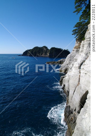 Cliff of Izu-dogago Island and Sanshirojima 2228011