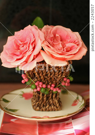 pepperberry, flower arrangement, flower arrangements 2243057