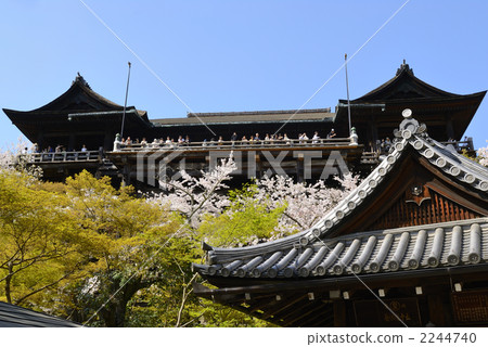 來自Otowa瀑布的Kiyomizudera和櫻花 來自Otowa瀑布的Kiyomizudera和櫻花 2244740