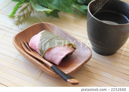 Sakura cake and green tea 2252688