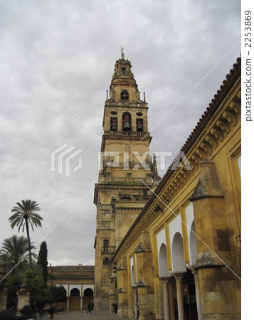 Walking in the streets of Spain (Mesquita in Cordoba) Walking in the streets of Spain (Mesquita in Cordoba) 2253869