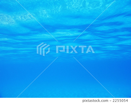 在Haterumajima的海中，光線反射 2255054