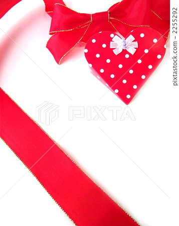 有絲帶心臟和絲帶2的紅色箱子 有絲帶心臟和絲帶2的紅色箱子 2255292