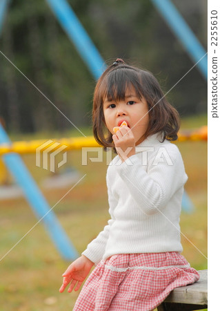 一個4歲的女孩在公園裡玩 一個4歲的女孩在公園裡玩 2255610