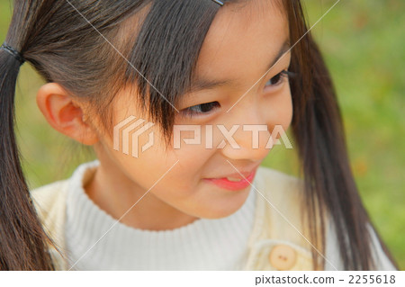 小2個女孩在公園裡玩 小2個女孩在公園裡玩 2255618