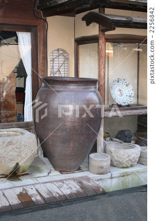 large water jar, traditional craft, traditional handicrafts 2256842