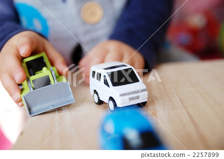 嬰兒的微型汽車和手 2257899