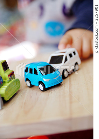 嬰兒的微型汽車和手 嬰兒的微型汽車和手 2257901