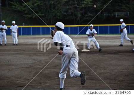 Throwing the ball from first base to second base (Yachiyo High School Grounds/1-1-1 Katsutadai Minami, Yachiyo City, Chiba Prefecture) 2264705