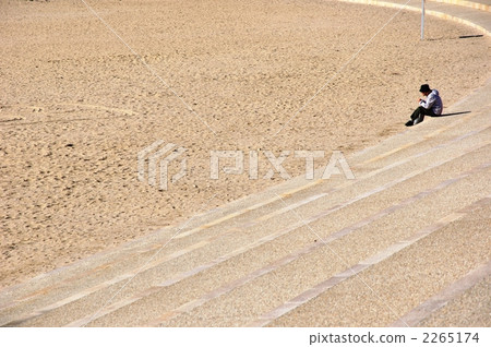 People sitting on the beach 2265174