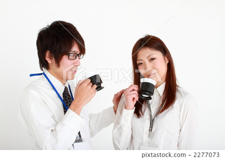 兩個人喝咖啡休息 兩個人喝咖啡休息 2277073