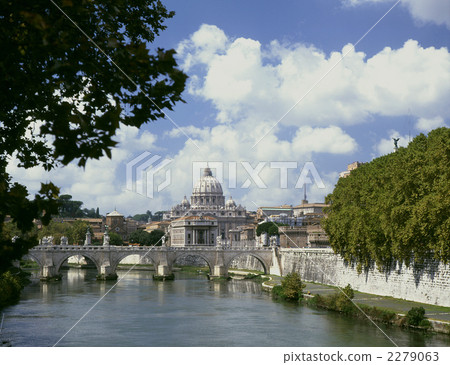 Saint Peter's Basilica seen from the Tiber River 2279063