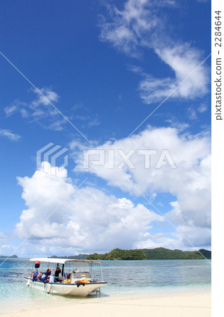 Beach and diving boat Beach and diving boat 2284644