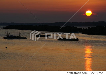 A fishing boat fishing with sunrise 2289754