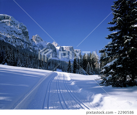 Snow scene in the Dolomites Snow scene in the Dolomites 2290586