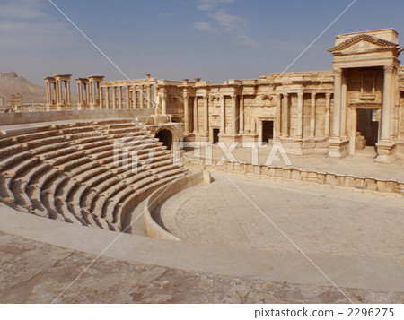 "Amphitheater" in the ruins of central Syrian Palmyra 2296275