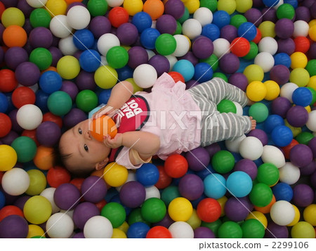 說謊在一個五顏六色的球水池的女孩 2299106