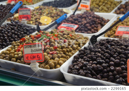 橄欖在意大利早市上打 2299165