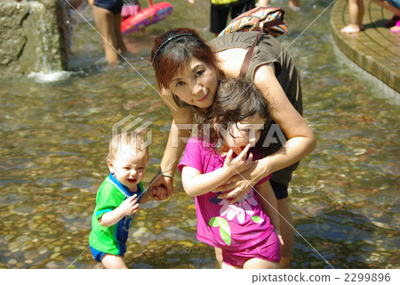 playing in water, family, sister 2299896
