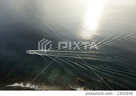 Cruisers and ripples 2302848