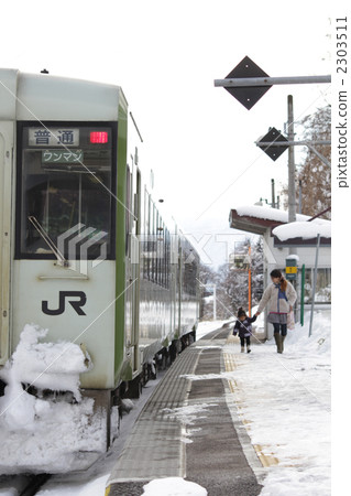 JR Iiyama Line Tanukafa station and parent and child 2303511