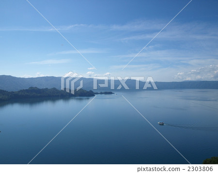 青森縣湖Towada湖在晴朗的湖Towada 青森縣湖Towada湖在晴朗的湖Towada 2303806