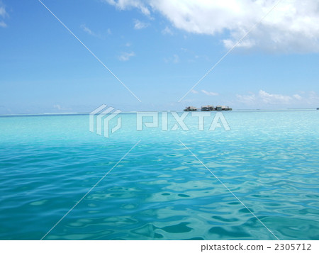 The blue sea of the Maldives The blue sea of the Maldives 2305712