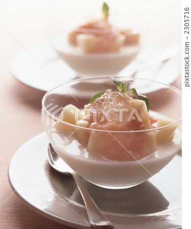 Peach dessert 2305716