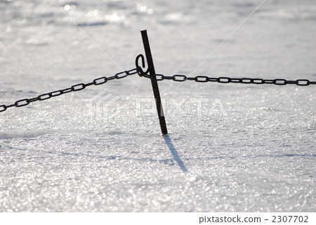 在雪埋沒的鐵堆和鍊子 2307702